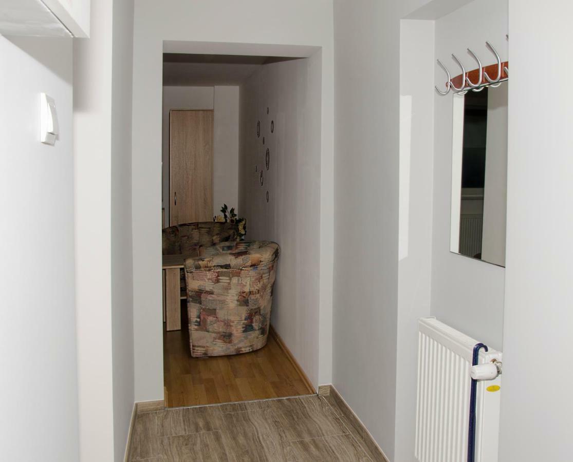 Atena Rumia Buitenkant foto